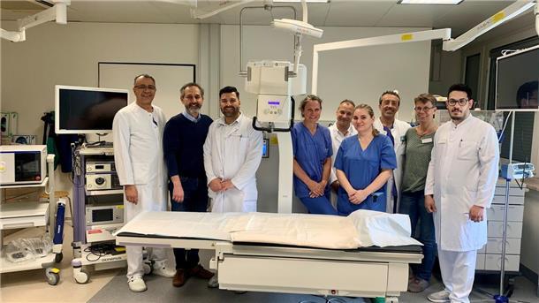 Team der Klinik für Urologie vor der modernen Röntgenanlage