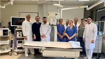 Team der Klinik für Urologie vor der modernen Röntgenanlage