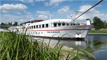 Das Kreuzfahrtschiff «Clara Schumann» liegt am 30.07.2015 vertäut am Ufer der Elbe in Meißen (Sachsen).