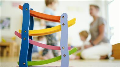Betreuungspersonal im Kindergarten. Foto Anspach/dpa