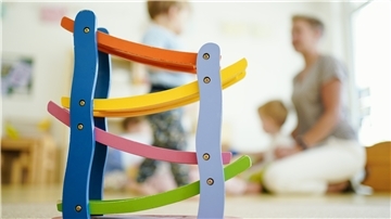 Betreuungspersonal im Kindergarten. Foto Anspach/dpa