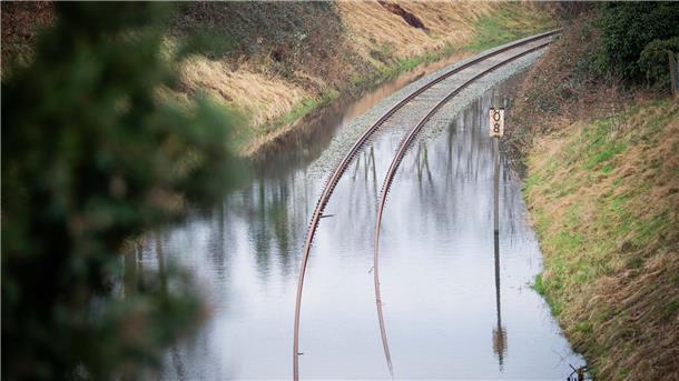 Bremerhavener Gleis unter Wasser: SWB weist Verantwortung zurück Gleise unter Wasser