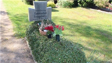 Das Grab des russischen Kriegstoten auf dem Wehdeler Friedhof wurde in all den Jahren von der Wehdeler Bevölkerung immer gut gepflegt.