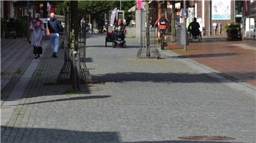 Das Granitpflaster in der Zevener Fußgängerzone bleibt unangetastet. Der Austausch wäre zu teuer, meint die Ratsmehrheit.
