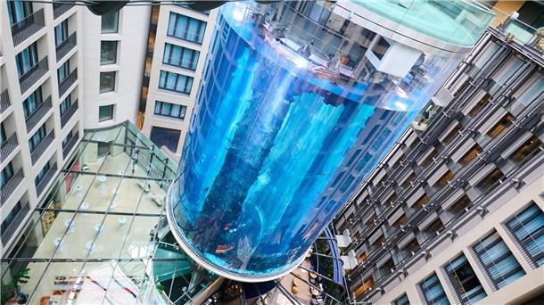 „Regelrechter Tsunami“ - Riesenaquarium in Berlin geplatzt Das „größte freistehende zylindrische Aquarium der Welt“ war im Jahr 2020 umfassend modernisiert worden.