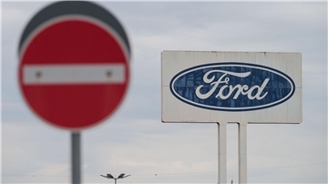 Das große Logo von Ford auf dem Parkplatz des Werks Saarlouis.