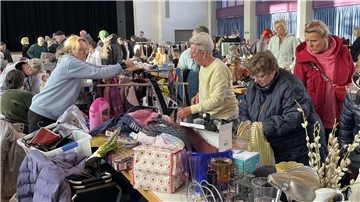 Frauen beim Stöbern auf einem Flohmarkt