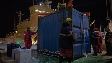 Das große Umpacken wie hier zwischen den Fahrtabschnitten 1 und 2 steht auch jetzt wieder an: Das russische Versorgungsschiff ist bei der „Polarstern“ angekommen. Expeditionsleiter Professor Markus Rex und alle anderen Beteiligten können aufatmen.