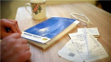 Haushaltsbuch und Kassenbons auch einem Tisch