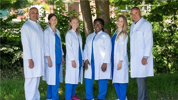 Hoher Anspruch: Geburtshilfe in der Helios-Klinik Cuxhaven durchgehend besetzt Das gynäkologische Ärzteteam der Helios-Klinik Cuxhaven um Chefarzt Prof. Dr. Dirk Kieback (r.).