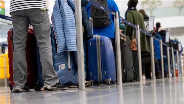 „Historische“ Millionenstrafe für Billig-Airlines in Spanien Das Handgepäck kann bei manchen Fluglinien Zusatzkosten verursachen.