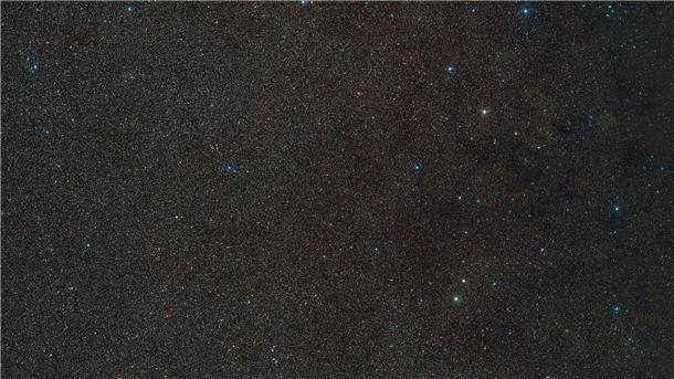 Das Handout zeigt einen Weitwinkelausschnitt der Umgebung von „Gaia BH3“, dem massereichsten stellaren schwarzen Loch in unserer Galaxie. Das schwarze Loch selbst ist hier nicht sichtbar, aber der Stern, der es umkreist, befindet sich in der Mitte des Bildes.