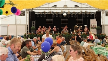 Das hat man nicht jeden Tag: Blasmusik versüßt die Pause der Besucher im Festzelt.