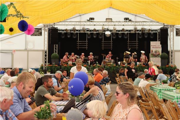 Das hat man nicht jeden Tag: Blasmusik versüßt die Pause der Besucher im Festzel...