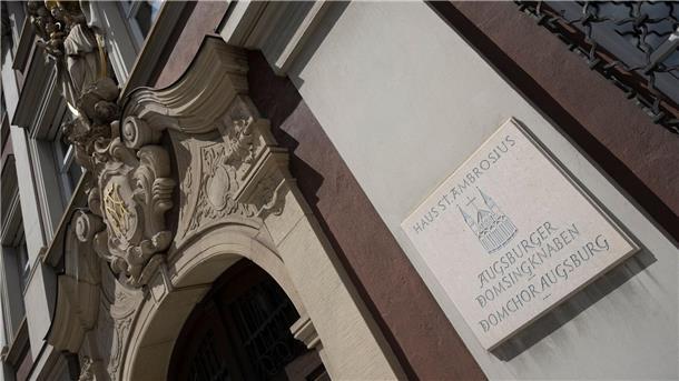 Das Haus Ambrosius ist Sitz der Augsburger Domsingknaben. Eine frühere Hilfskraft bei dem katholischen Knabenchor muss sich vor Gericht verantworten.
