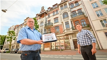 Das Haus in der Hafenstraße 42 wird aufwendig saniert. Architekt Holger Bartels (links) und der technische Projektleiter Wilhelm Schmidt erklären, wie.