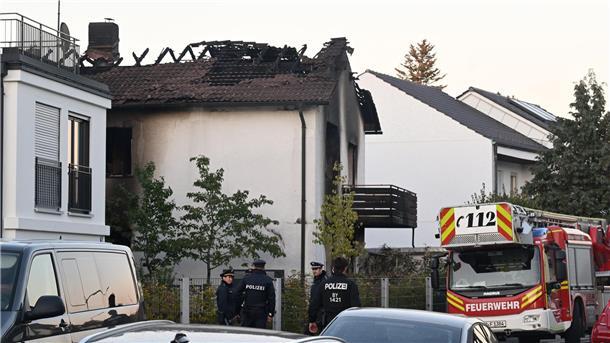 Leiche nach Großbrand in München identifiziert Das Haus konnte erst betreten werden, nachdem Sprengfallen unschädlich gemacht worden waren. In dem Zusammenhang wurde das Oktoberfest zeitweise gesperrt, nachdem ein bedrohliches Schreiben des Tatverdächtigen aufgetaucht war. (Archivbild)