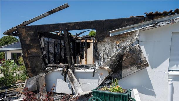 Zwei Tote nach Feuer in Mecklenburg-Vorpommern Das Haus wurde durch den Brand so stark beschädigt, dass Teile des Gebäudes eingestürzt sind.