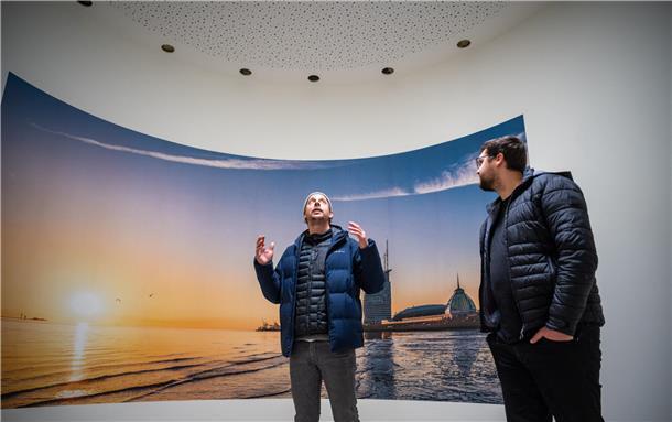 Das Havenhospiz ist bald fertig. Architekt Moritz Greiling (li.) und Niklas Brünagel als Sprecher der Betreibergesellschaft  Mission Lebenshaus zeigen im ovalen "Raum der Stille" den aktuellen Stand einen Monat vor der Eröffnung. 