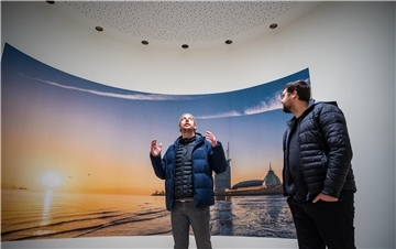 Das Havenhospiz ist bald fertig. Architekt Moritz Greiling (li.) und Niklas Brünagel als Sprecher der Betreibergesellschaft  Mission Lebenshaus zeigen im ovalen "Raum der Stille" den aktuellen Stand einen Monat vor der Eröffnung. 