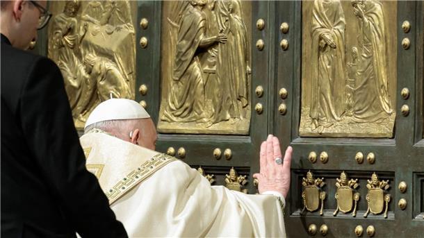 Papst öffnet Petersdom-Pforte und läutet Heiliges Jahr ein Das Heilige Jahr 2025 hat offiziell begonnen.