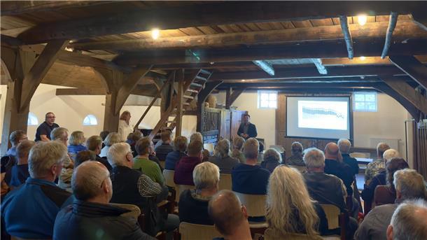 Das Heimathaus in Breddorf war gut gefüllt. Die Bürgerinnen und Bürger zeigen großes Interesse an der energetischen Gestaltung ihrer Gemeinde.