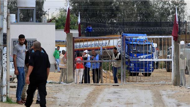 Warum braucht der Gazastreifen so dringend Treibstoff? Das Hilfswerk der Vereinten Nationen für Palästina-Flüchtlinge im Nahen Osten (UNRWA) bringt zwei Lastwagen mit Treibstoff über den Al-Masry-Übergang nach Gaza.