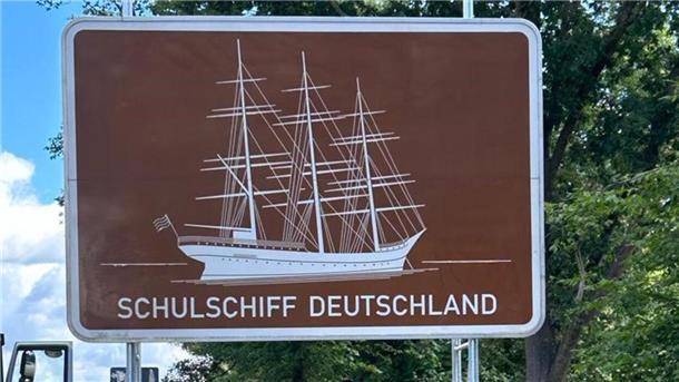 Schild mit einem aufgedrucktem Schiff