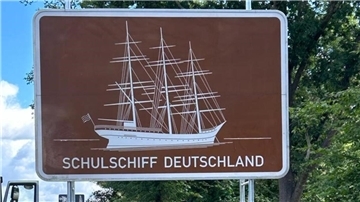 Schild mit einem aufgedrucktem Schiff