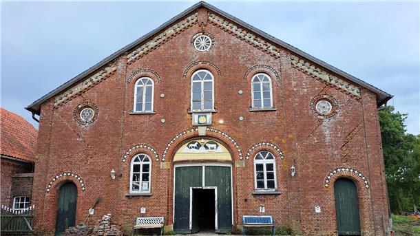 Giebelansicht des historischen Guts Osterhausen bei Iffens (Gemeinde Butjadingen)