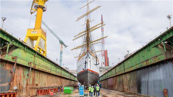 Das historische „Schulschiff Deutschland“ im Schwimmdock von Bredo Dry Docks in Bremerhaven – ein wichtiger Check für die Schwimmfähigkeit.