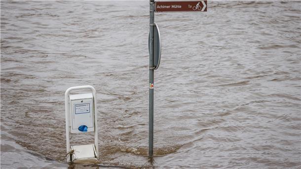 Das Hochwasser von oben: So schlimm ist die Lage im Norden (Bilder) Das Hochwasser der Weser umströmt einen Wegweiser in Achim.