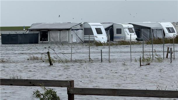 Das Hochwasser hat Teile eines Campingplatzes auf Norderney überflutet.