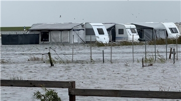 Das Hochwasser hat Teile eines Campingplatzes auf Norderney überflutet.