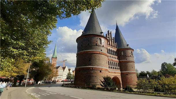 SoVD macht nach holperigem Start viel los Das Holstentor in Lübeck. Die Hansestadt war Ziel eines SoVD-Ausflugs.