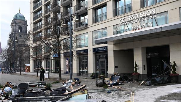 „Regelrechter Tsunami“ - Riesenaquarium in Berlin geplatzt Das Hotel befindet sich in Berlin-Mitte nahe der Museumsinsel.