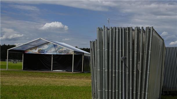 Seltener Anblick beim Hurricane: So sieht das Festival-Gelände ohne Partyvolk aus Das Hurricane 2024 steht kurz bevor: Der Aufbau läuft.