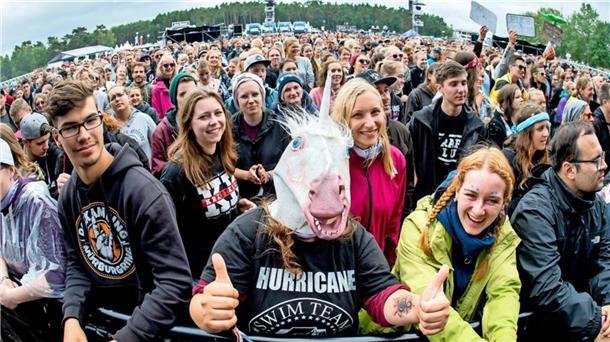 Festivalbesucher blicken in die Kamera.
