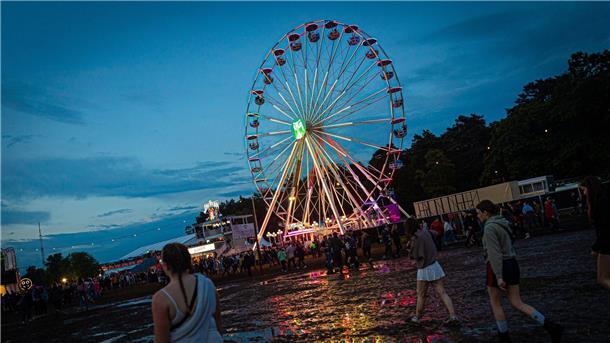 Line-up mit Green Day: Das sind die Acts beim Hurricane Festival 2025 Ein Riesenrad steht auf einem Platz.