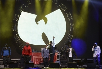 Musiker stehen auf der Bühne, im Hintergrund ist das ikonische Logo des Wu-Tang Clans zu sehen.  Der Wu-Tang Clan gilt als eine der einflussreichsten Hip-Hop-Gruppen der Welt. 2026 geht die Formation erneut auf Welttournee.