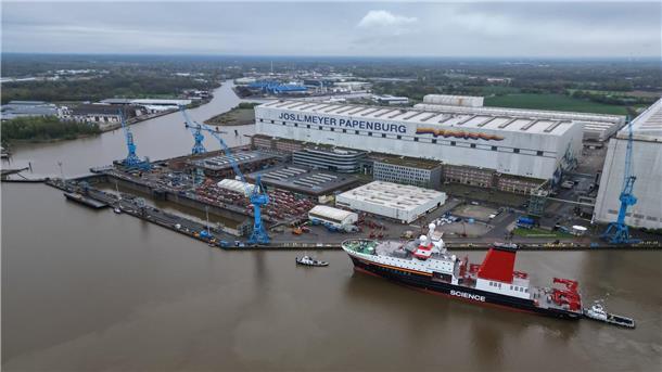 Meyer Werft dockt neues Forschungsschiff „Meteor IV“ aus Das im Bau befindliche Forschungsschiff „Meteor“ wird von Papenburg zur Fassmer-Werft in Berne (Wesermarsch) überführt.