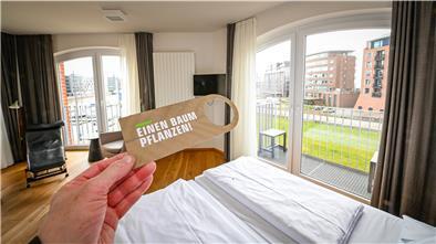 Das Im-Jaich-Hotel pflanzt für jeden Gast, der sein Zimmer nicht putzen lässt, einen Baum. Ein Beitrag, als CO2-neutrales Hotel ausgezeichnet worden zu sein.