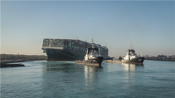Schlepper arbeiten an der Freisetzung des auf Grund gelaufenen Containerschiffs «Ever Given» im Suezkanal. 