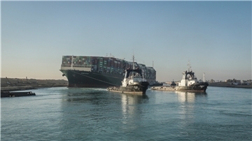 Schlepper arbeiten an der Freisetzung des auf Grund gelaufenen Containerschiffs «Ever Given» im Suezkanal. 