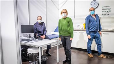 Das Impfzentrum der Stadt Bremerhaven in den Räumen der Stadthalle. Jens Cordes von der Feuerwehr (von links), Ärztin Dörte Beninga und ärztlicher Leiter Michael Holznagel. Foto: Hartmann