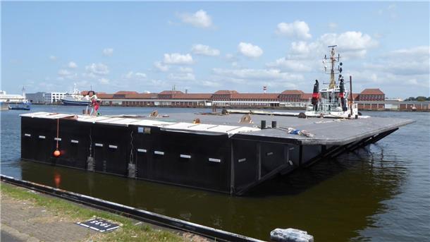 Dockponton schwimmt im Hafenbecken.