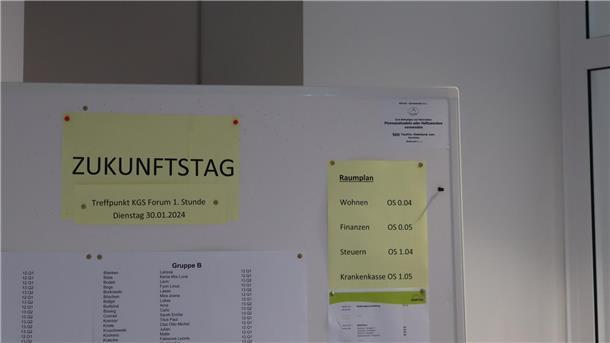 Das Informationsboard zeigt den Schülern, zu welchen Zeite, und in welchen Räumen Sie ihre Kurse haben.