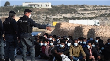 Das Innenministerium in Rom zählte in diesem Jahr bereits mehr als 28.000 Menschen, die auf Booten Italien erreichten (Archivbild).