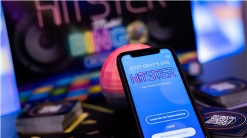 Das interaktive Musik-Kartenspiel "Hitster" ist angesagt.