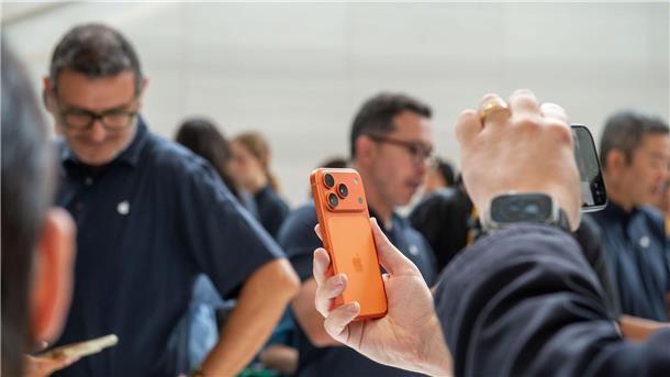 Apple macht mit schlankem iPhone Ansage für die Zukunft Das iPhone 17 Pro in der neuen Farbe Orange bekam besondere Aufmerksamkeit.